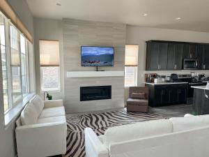奥罗拉New Modern Contemporary House by The Airport and Gaylord Resort的客厅配有白色沙发和壁炉 更多37张照片