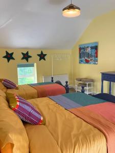 Kama o mga kama sa kuwarto sa Gallinagh Guest House Monaghan