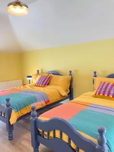 Kama o mga kama sa kuwarto sa Gallinagh Guest House Monaghan