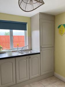 Kitchen o kitchenette sa Gallinagh Guest House Monaghan