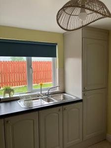 Kitchen o kitchenette sa Gallinagh Guest House Monaghan