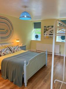 Postel nebo postele na pokoji v ubytování Gallinagh Guest House Monaghan