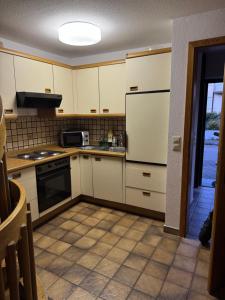 Η κουζίνα ή μικρή κουζίνα στο Ferienhaus Allgäu in Center Parc Nähe - Stadtnah - Parkplatz - Balkon +4 φωτογραφίες