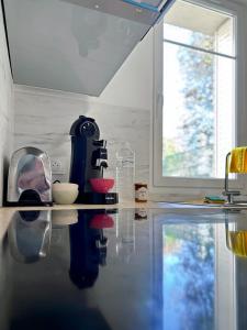 a kitchen with a table with a mirror and a window at Appartement entier calme - Parking FREE - Proche Paris et château - WIFI HD in Vincennes