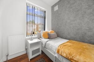a bedroom with a bed and a window at Luxury 3-BR Home-Driveway, Sky-TV-Fast WiFi in Meanwood