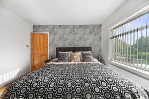 Ένα ή περισσότερα κρεβάτια σε δωμάτιο στο Modern 3-BR Home-Driveway, Sky-TV-Fast WiFi