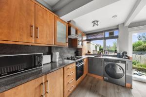 Η κουζίνα ή μικρή κουζίνα στο Modern 3-BR Home-Driveway, Sky-TV-Fast WiFi