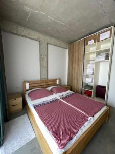 Postel nebo postele na pokoji v ubytování კაპროვანი ტერასა