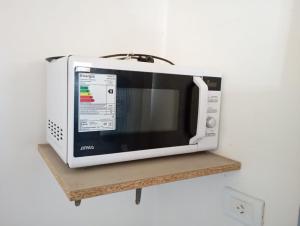a microwave oven sitting on a shelf at Los Poin in Mar de Cobo