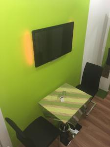 Televízia a/alebo spoločenská miestnosť v ubytovaní Haus Zudrell