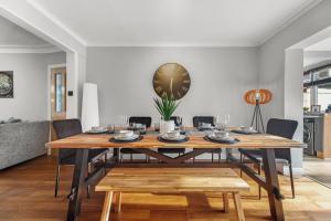 Χώρος καθιστικού στο Modern 3-BR Home-Driveway, Sky-TV-Fast WiFi