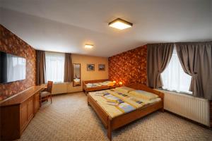 恰德察JazzPenzion的一间酒店房间，里面有两张床和一张桌子。