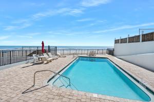 Piscina de la sau aproape de Family Friendly Oceanfront Condo with Pool!