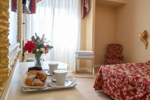 Postel nebo postele na pokoji v ubytování Hotel Manzoni Wellness&Spa