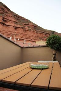 un mando a distancia sobre una mesa de madera en Apartamentos Vino y Camino, en Nájera