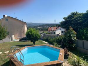 Bazén v ubytování Sublime Tiny House avec piscine et jacuzzi privé près de Braga nebo v jeho okolí