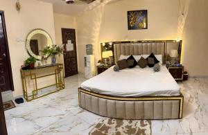 卡拉奇Charming Home banglow的卧室里有一张铺着大理石地板的大床