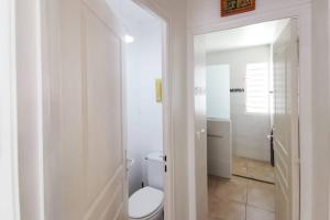 Ένα μπάνιο στο Bungalow colombo résidence Ti-Figues +12 φωτογραφίες
