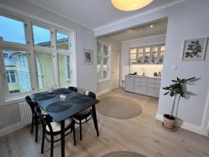 Kuchyň nebo kuchyňský kout v ubytování Sekelskiftescharm i Hjärtat av Strömstad, 4 bäddar - Historic Charm, for 4 Guests + 17 fotografií