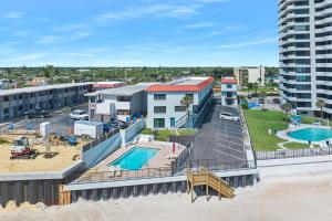 Bazén v ubytování Oceanfront Daytona Beach Condo with Beach Views! nebo v jeho okolí