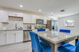 Η κουζίνα ή μικρή κουζίνα στο Stuart Vacation Rental about 1 Mi to Downtown!