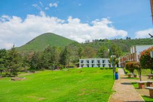 a view of a campus with a mountain in the background at Coral Clubes Santa María in Tlalmanalco de Velázquez