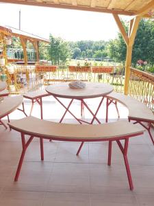 Ein Balkon oder eine Terrasse in der Unterkunft La Nea Ion