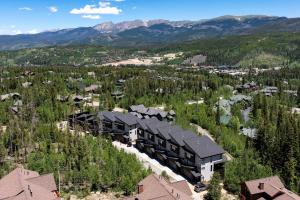 una vista aérea de un complejo con montañas en 4BR Mountain Escape Family Friendly Sleeps 8, en Winter Park