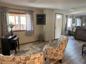 Χώρος καθιστικού στο Goose Creek Guest House #26A