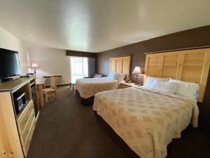 Postel nebo postele na pokoji v ubytování Sisters Inn & Suites