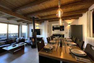 a dining room with a long wooden table and chairs at Le Vieux Chalet - Chalet confortable pour 8 personnes dans le cente du village MAE-3631 in Saint-Martin-de-Belleville