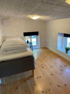 une chambre avec un lit et un parquet dans l'établissement Apartment close to the center of Aalborg, à Nørresundby 4 autres photos