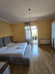 Ένα ή περισσότερα κρεβάτια σε δωμάτιο στο Mziuri Cozy Guesthouse