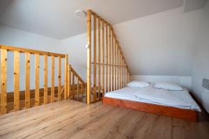 Posteľ alebo postele v izbe v ubytovaní Chatki Niwkii u Zbója Studio z antresolą + 24 fotografií