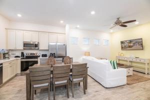 Una cocina y una sala de estar con mesa y sillas. en Sunset Dream Cottage With Private Pool Near Disney With Margaritaville Resort & Island H2O Access - 8029Kd, en Kissimmee