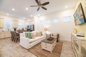 Una sala de estar con un sofá blanco y una mesa. en Sunset Dream Cottage With Private Pool Near Disney With Margaritaville Resort & Island H2O Access - 8029Kd, en Kissimmee
