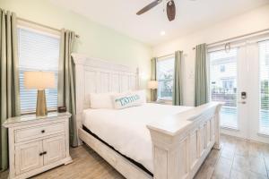 1 dormitorio con cama blanca y ventanas en Sunset Dream Cottage With Private Pool Near Disney With Margaritaville Resort & Island H2O Access - 8029Kd, en Kissimmee 16 fotos más
