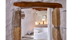 Afbeelding uit fotogalerij van White River Cottages - rustic minimalist holiday houses in Makry Gialos