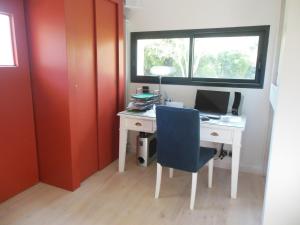 Camera con scrivania, computer e finestra. di Maison dans un ecrin de verdure au pied de la ville ad Auch