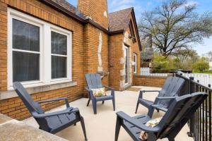 three chairs on a patio with a house at Tranquil 3 Bed Retreat Sleeps 7 in Peoria