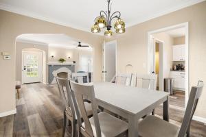 a dining room and kitchen with a white table and chairs at Tranquil 3 Bed Retreat Sleeps 7 in Peoria