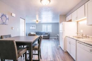 Η κουζίνα ή μικρή κουζίνα στο WOOD INN Cozy 2BD over the bridge +5 φωτογραφίες