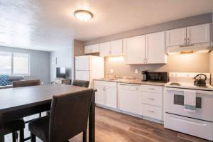 Η κουζίνα ή μικρή κουζίνα στο WOOD INN Cozy 2BD over the bridge