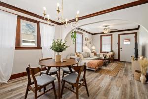 Posezení v ubytování Mid-Century Bohemian Escape