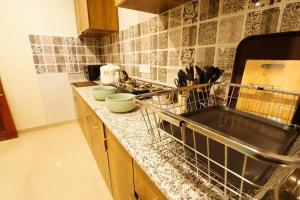 Kuchyň nebo kuchyňský kout v ubytování Walisons Homestay Spirea 2 BHK B3 + 28 fotografií