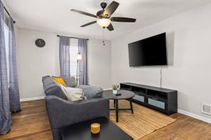 Un televizor și/sau centru de divertisment la GLEN LIVING a family 3 BD in Central Peoria