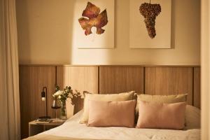a bedroom with a bed with a wooden head board at W&H Casa de Huéspedes in Mendoza +31 photos