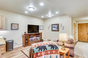 Μια τηλεόραση ή/και κέντρο ψυχαγωγίας στο Cozy Eureka Getaway - Hike, Bike, Hunt and Fish!