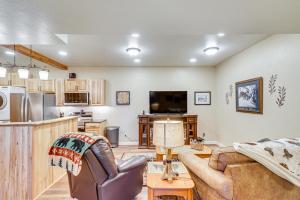 Η κουζίνα ή μικρή κουζίνα στο Cozy Eureka Getaway - Hike, Bike, Hunt and Fish!