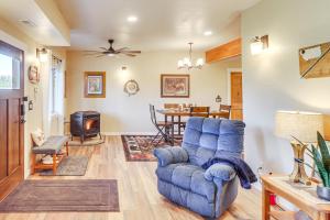Χώρος καθιστικού στο Cozy Eureka Getaway - Hike, Bike, Hunt and Fish! +21 φωτογραφίες